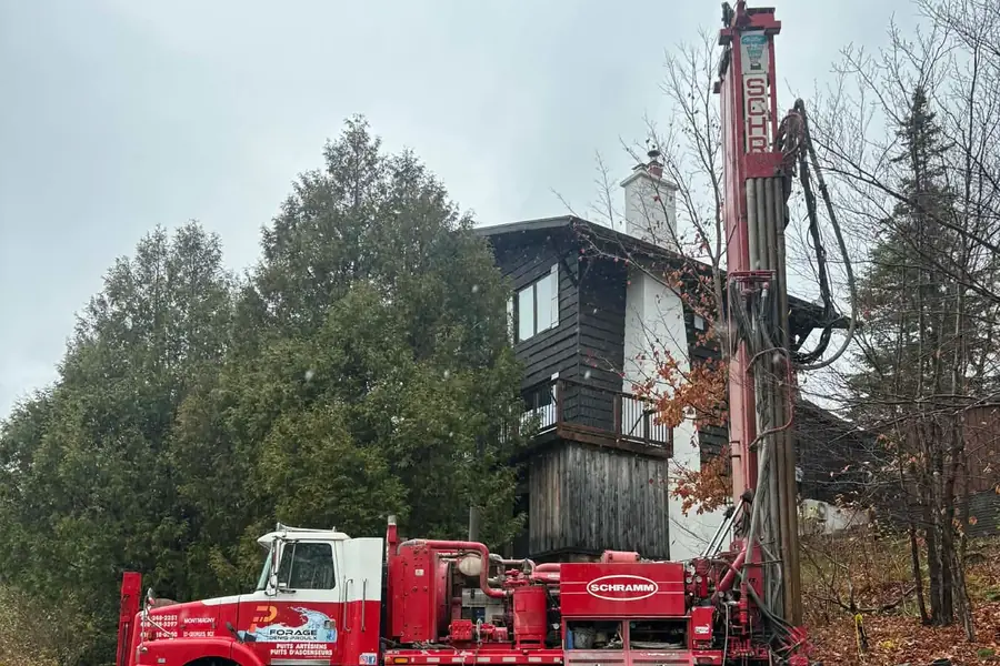Foreuse de Forages Denis Proulx en opération sur un chantier de puits artésien