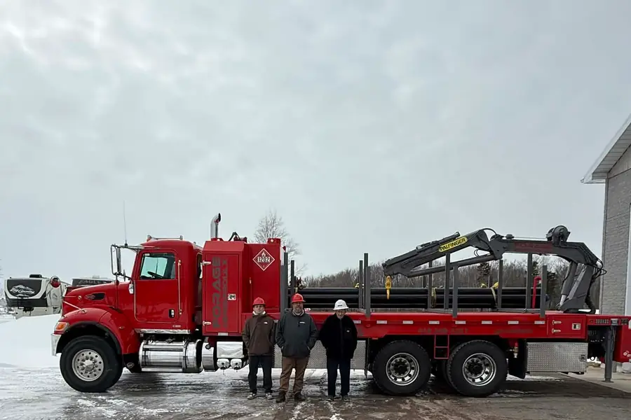 Équipement d'hydrofracturation de Forages Denis Proulx sur un puits artésien