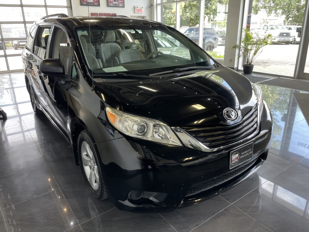 Toyota Sienna LE 2012 — photo 7