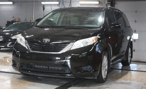 2017 TOYOTA SIENNA LE AWD — photo 3