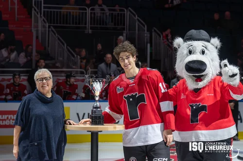 Loïc Goyette avec le trophée du joueur étudiant du mois.&nbsp;