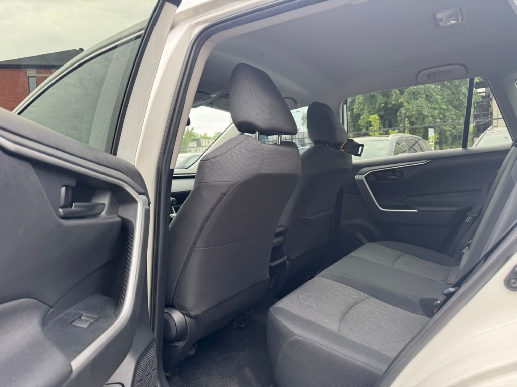 Toyota RAV4 LE 2020 — photo 12