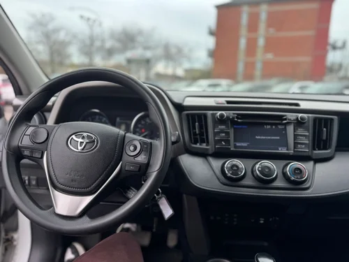 Toyota RAV4 LE 2018 — photo 15