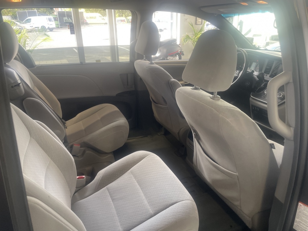 Toyota Sienna LE 2015 — photo 14