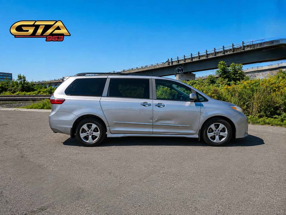 2018 Toyota Sienna l – 7 passagers — photo 3