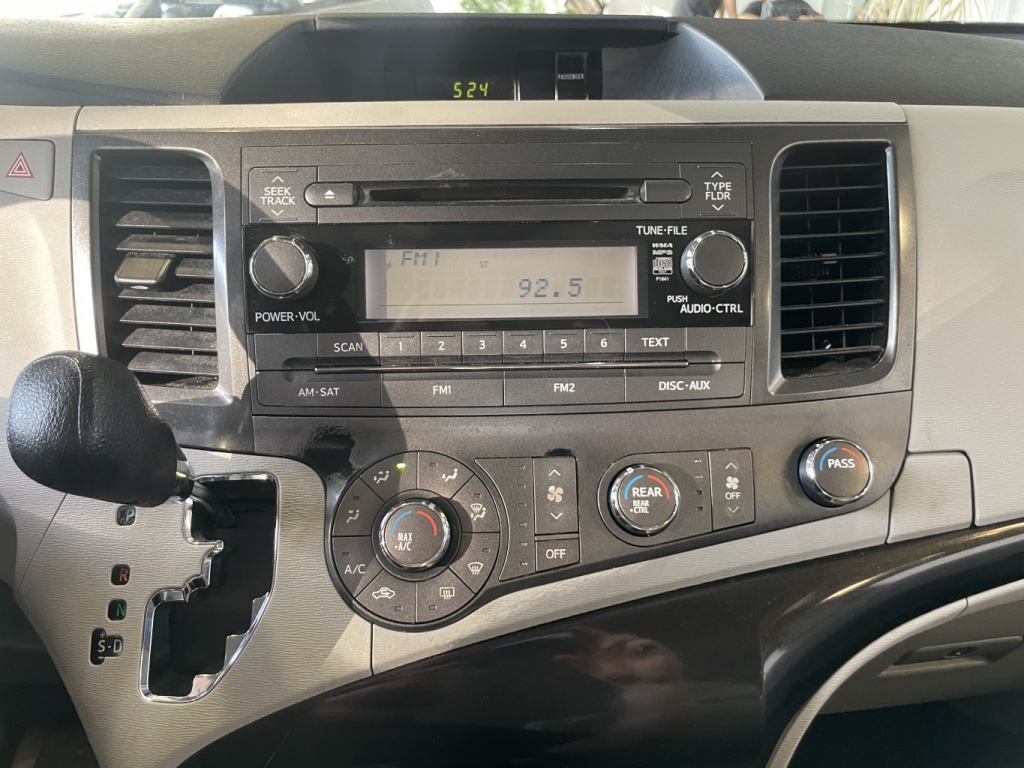 Toyota Sienna CE 2012 — photo 24