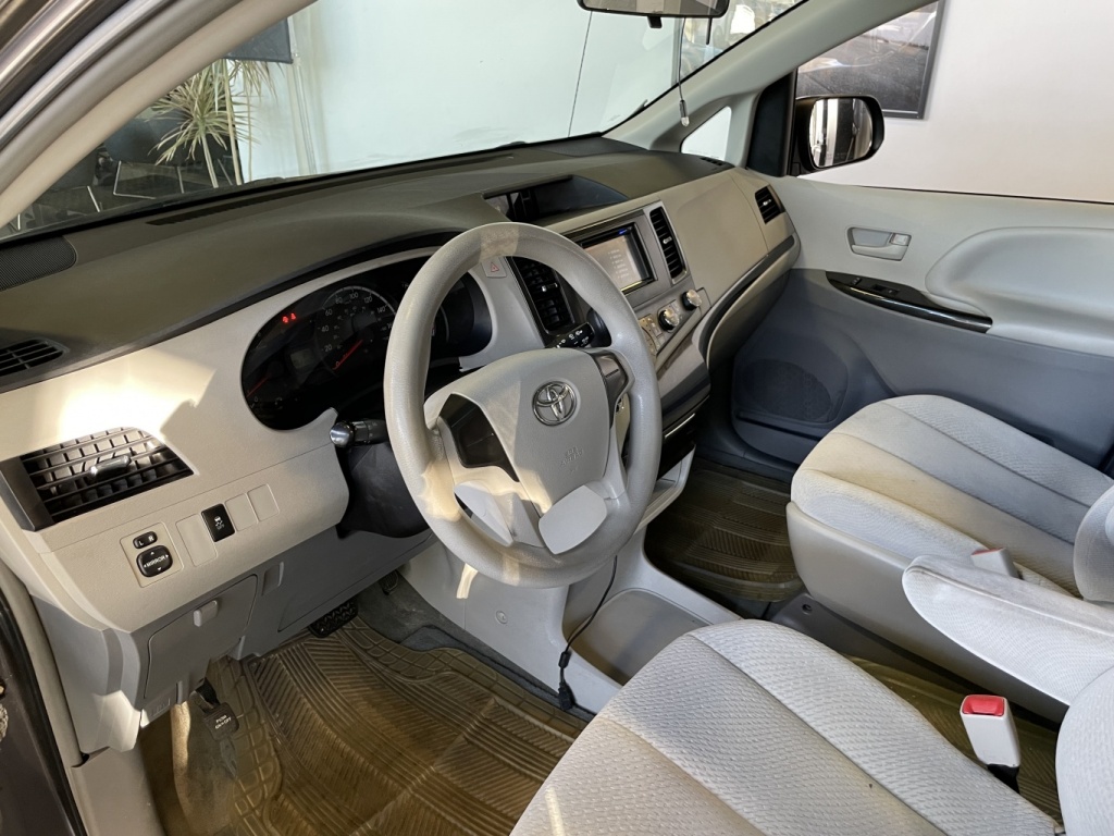 Toyota Sienna LE 2011 — photo 18