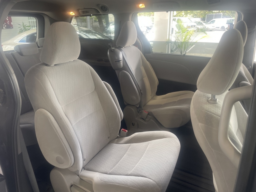 Toyota Sienna LE 2015 — photo 13