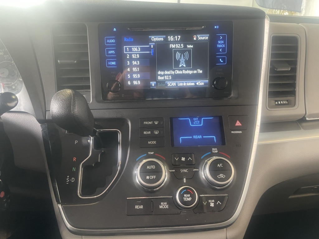 Toyota Sienna LE 2015 — photo 27