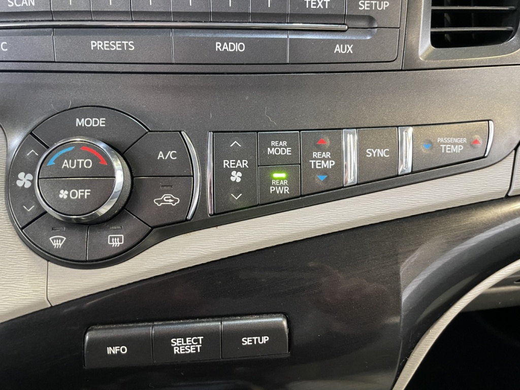 Toyota Sienna LE 2014 — photo 29
