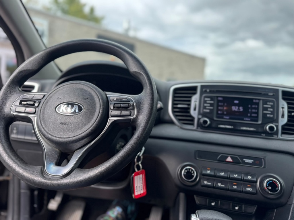 KIA Sportage LX 2018 — photo 16