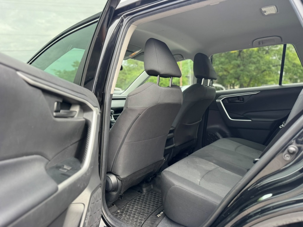 Toyota RAV4 LE 2021 — photo 15
