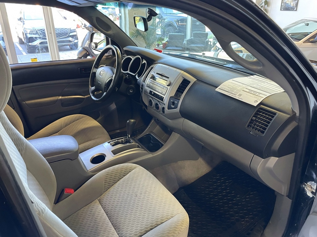 Toyota Tacoma  2011 — photo 13