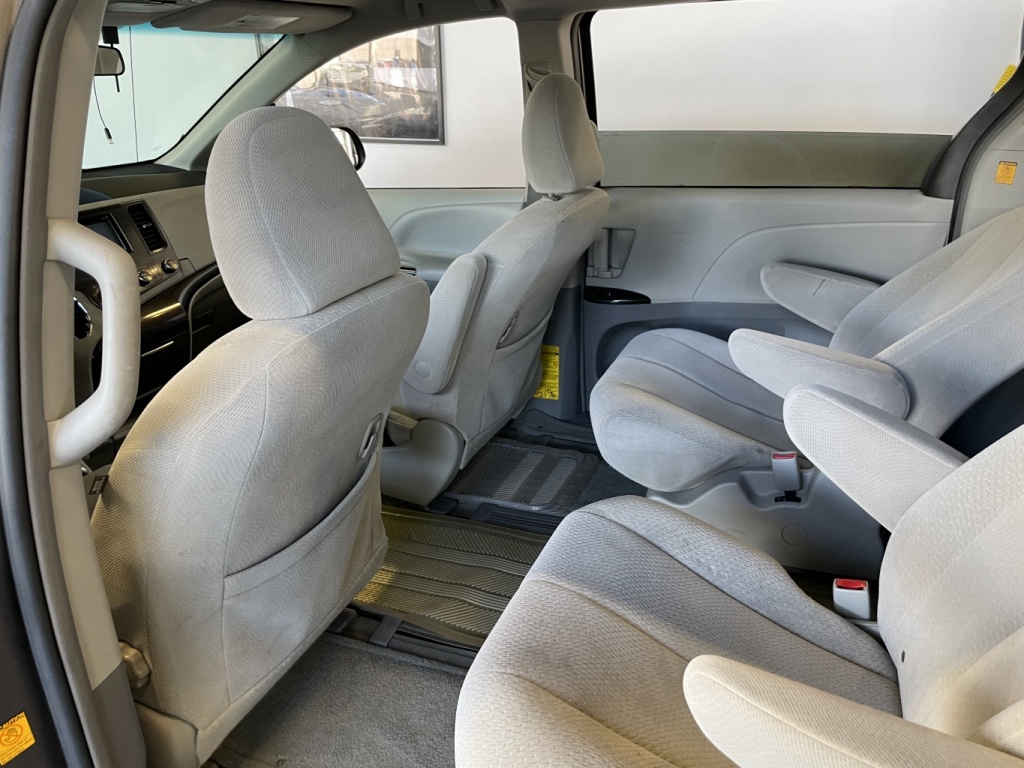 Toyota Sienna LE 2011 — photo 11