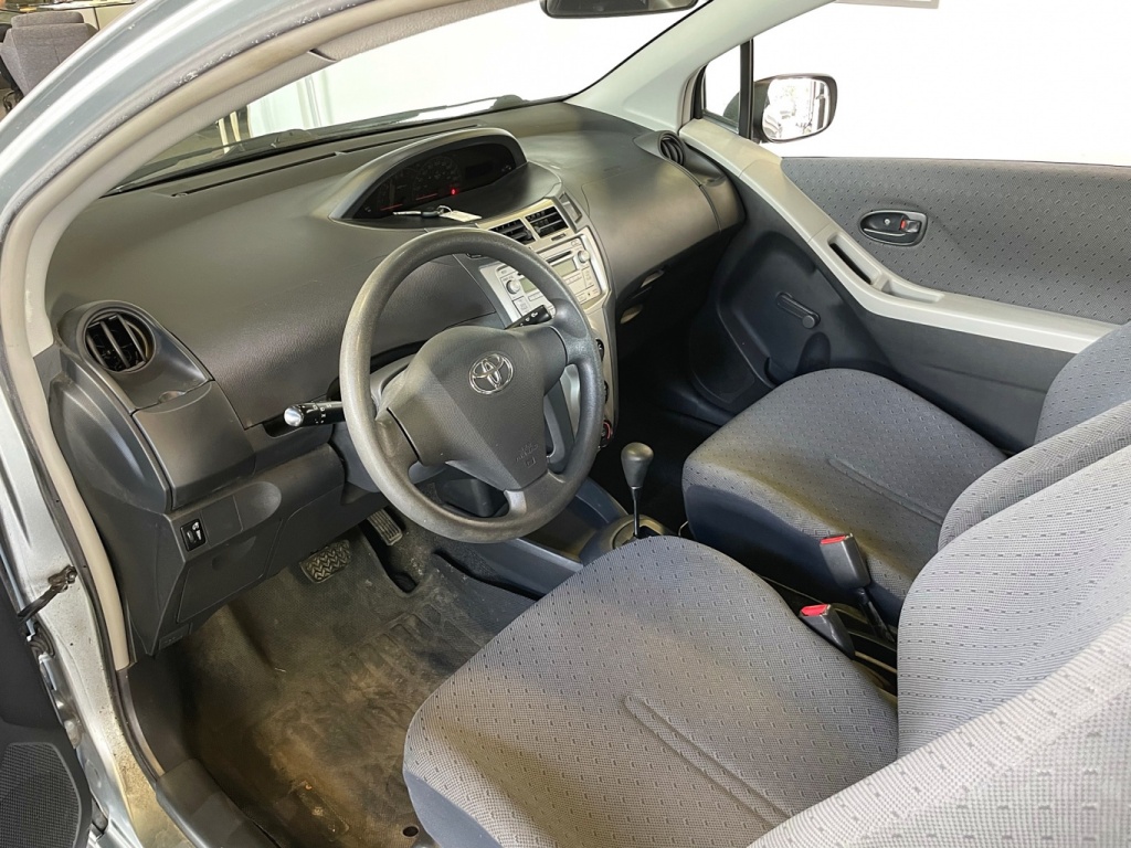Toyota Yaris CE 2010 — photo 13
