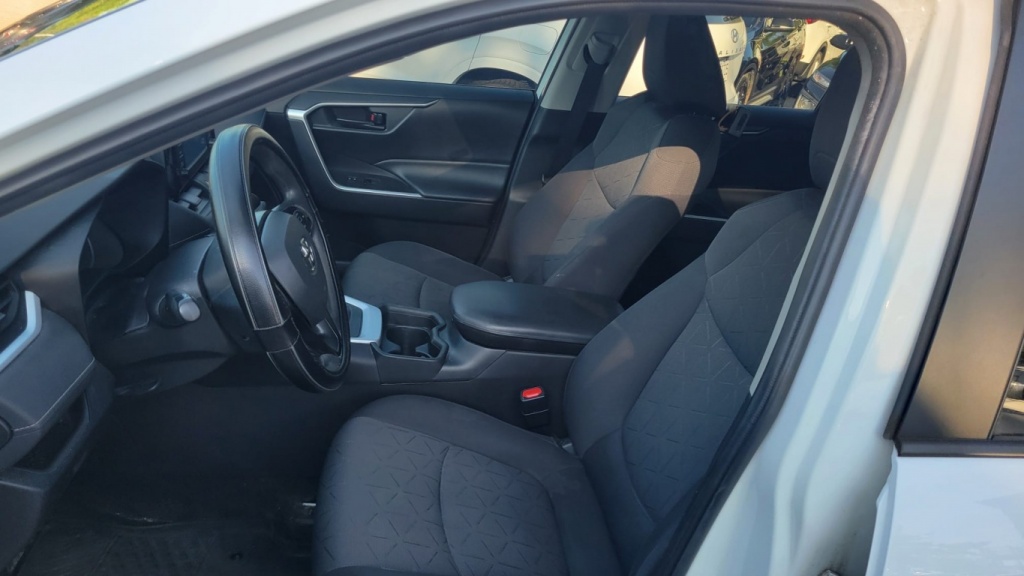 Toyota RAV4 LE 2020 — photo 12
