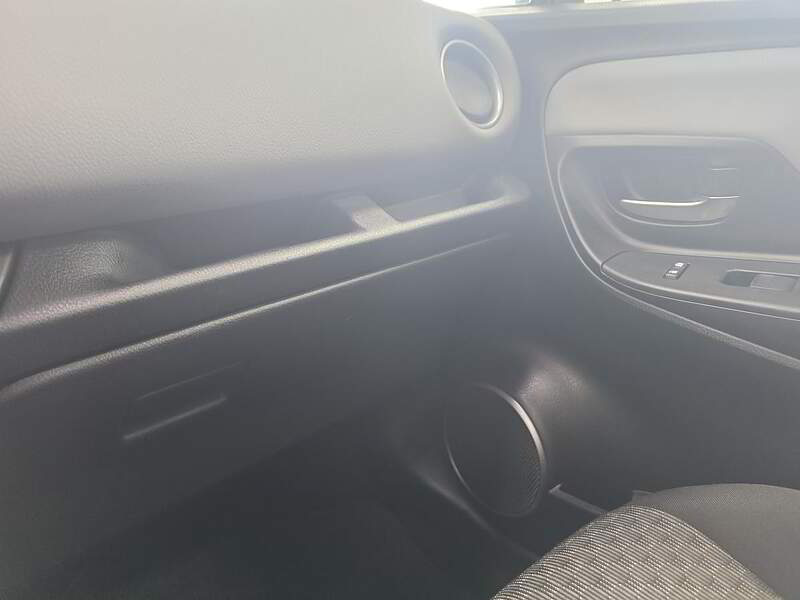 Toyota Yaris hatchback 2017 Hayon 5 portes, boîte automatique, LE — photo 18