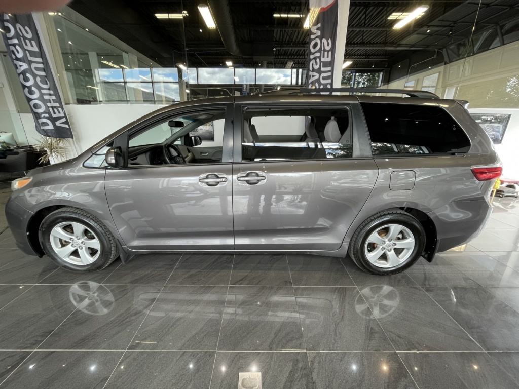 Toyota Sienna LE 2015 — photo 3