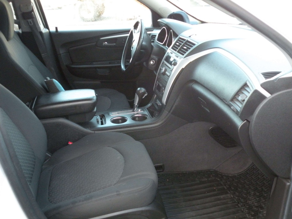 Chevrolet Traverse 2LT 2011 — photo 13