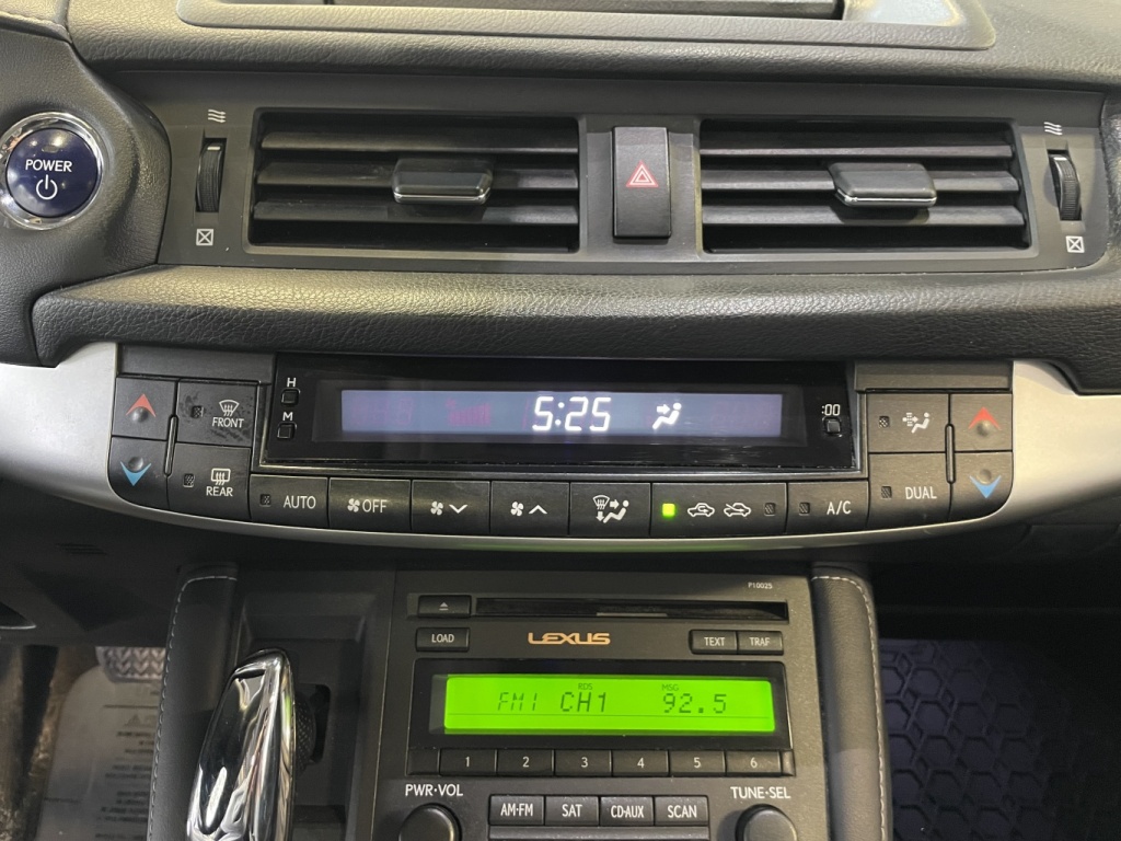 Lexus CT 200h  2012 — photo 20