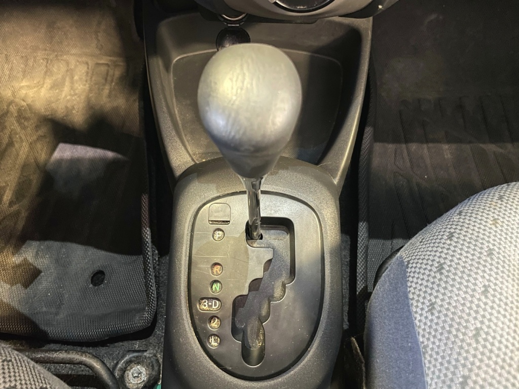 Toyota Yaris CE 2010 — photo 17