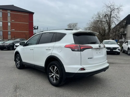 Toyota RAV4 LE 2018 — photo 9