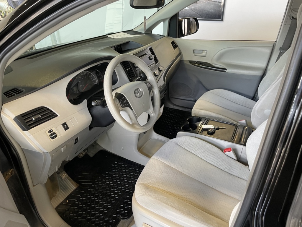 Toyota Sienna LE 2012 — photo 17