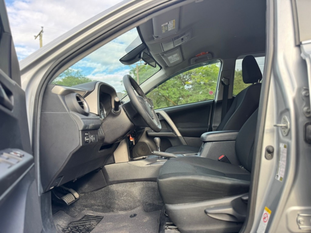 Toyota RAV4 LE 2018 — photo 15