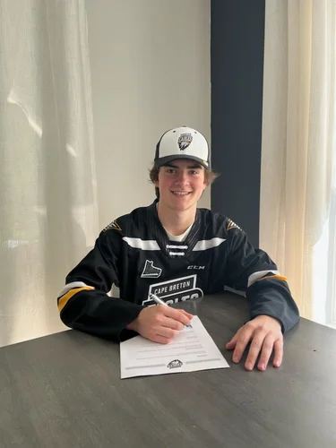 Émile Ricard lors de la signature de son contrat avec les Eagles
