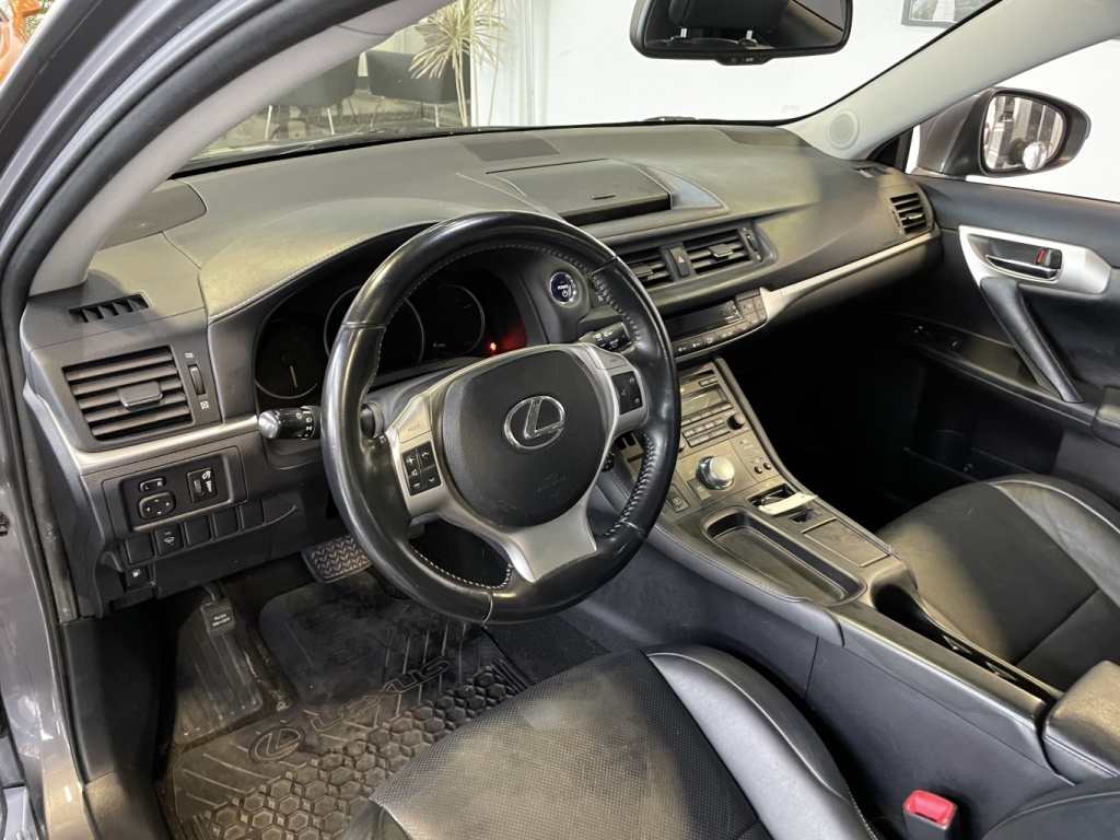 Lexus CT 200h  2012 — photo 13