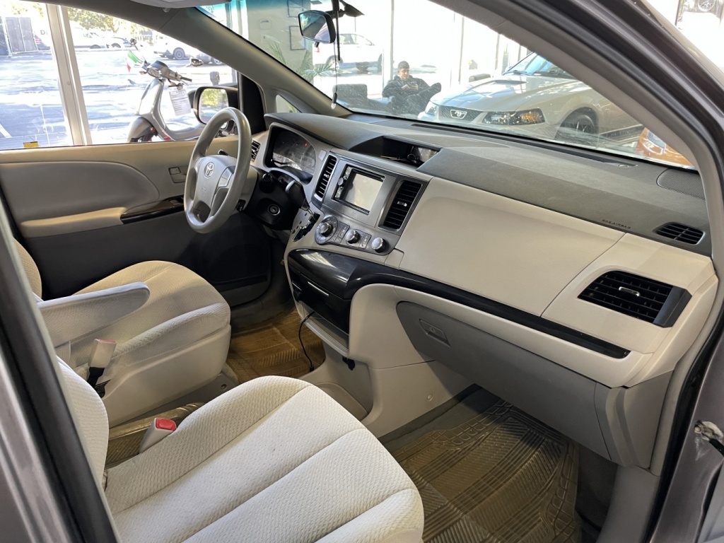 Toyota Sienna LE 2011 — photo 16