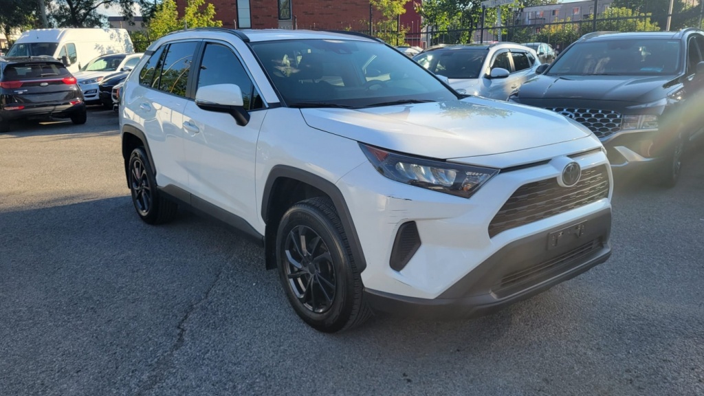 Toyota RAV4 LE 2020 — photo 2