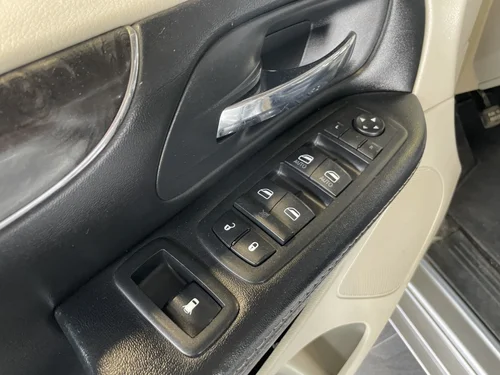 Chrysler Town & Country Touring 2015 — photo 16