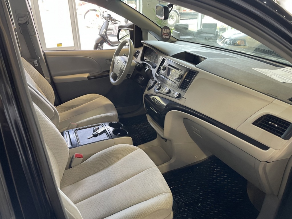 Toyota Sienna LE 2012 — photo 15