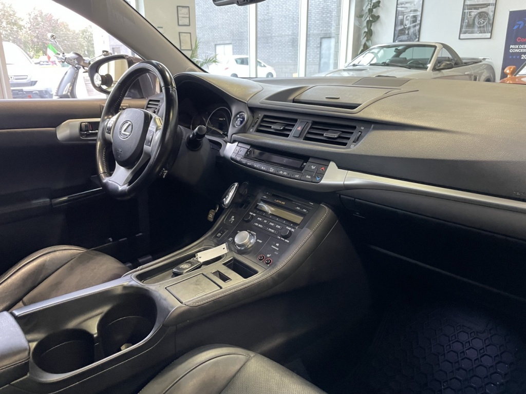Lexus CT 200h  2012 — photo 26