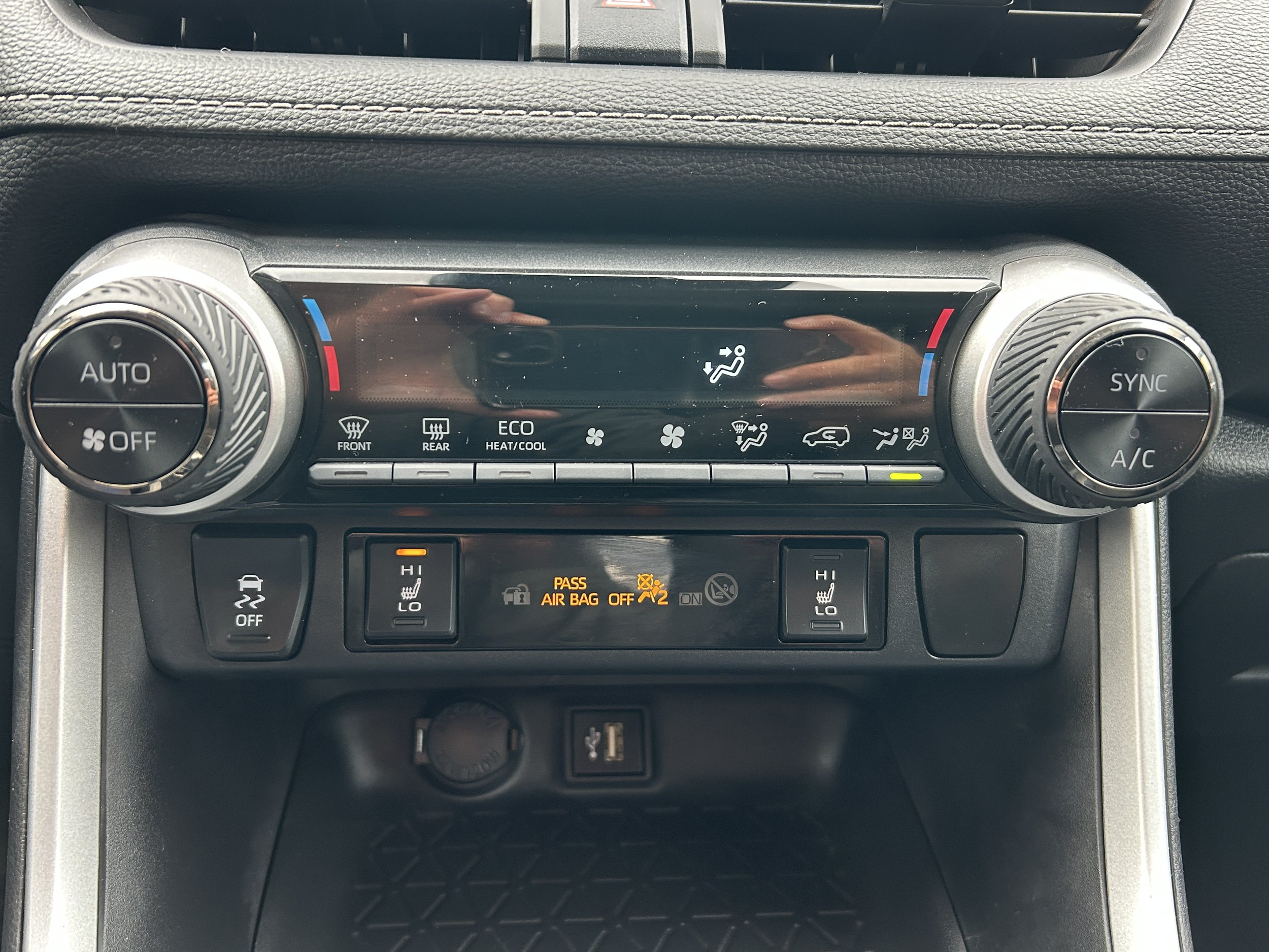 Toyota RAV4 XLE Hybrid 2024 — photo 17
