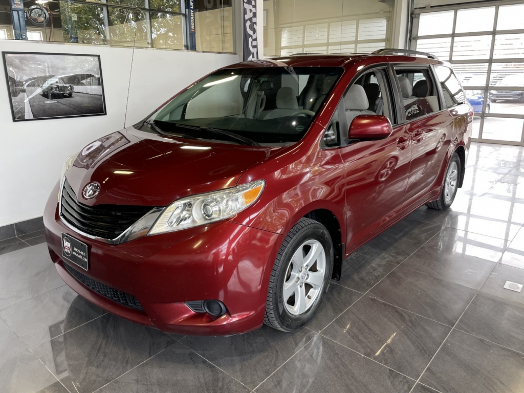 Toyota Sienna LE 2014