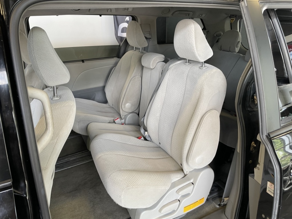 Toyota Sienna LE 2012 — photo 8