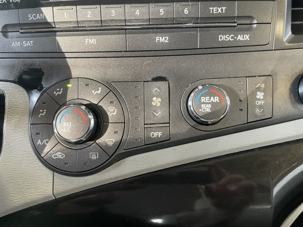 Toyota Sienna CE 2012 — photo 25