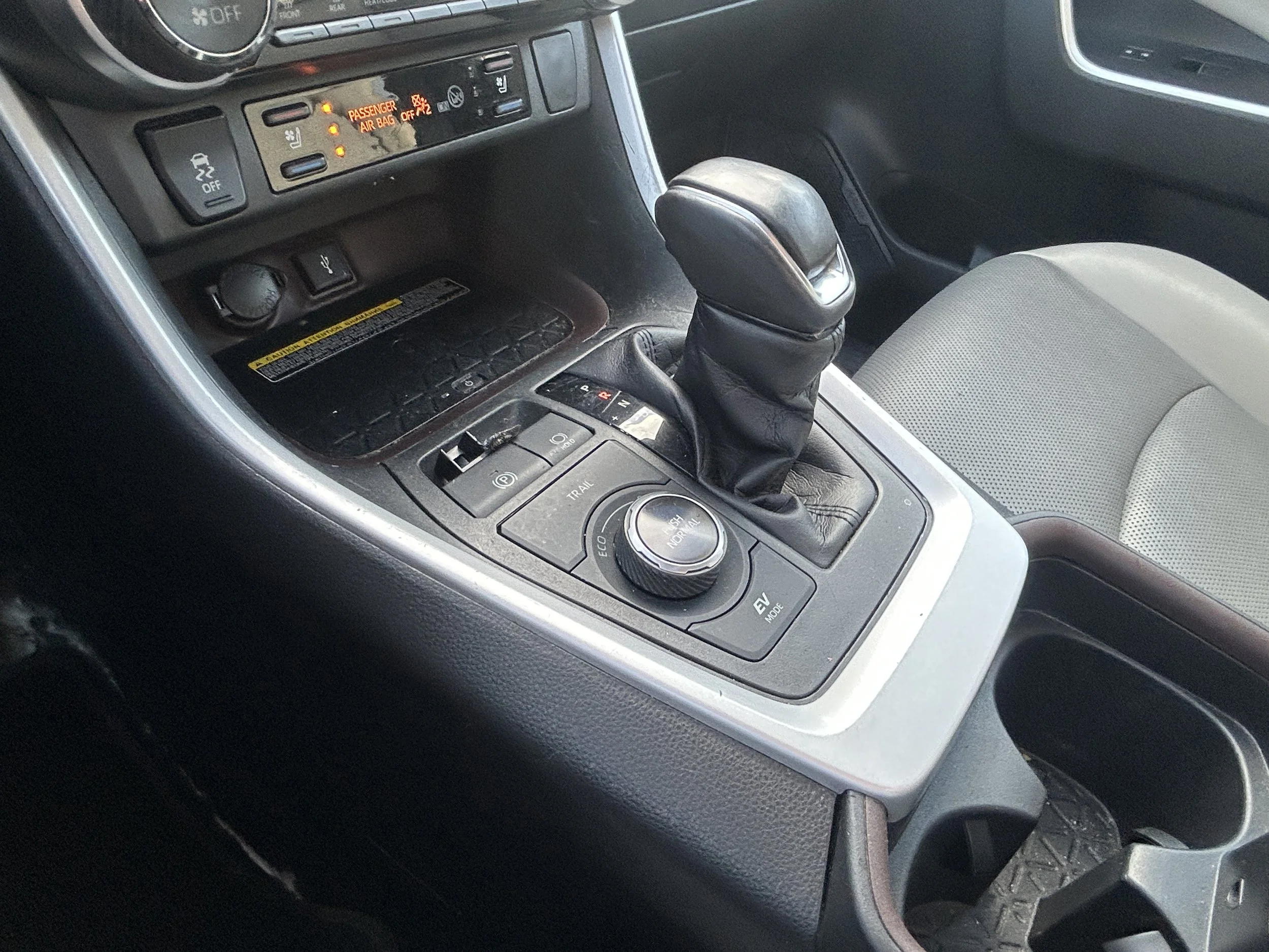 Toyota RAV4 Limited Hybrid 2021 — photo 17