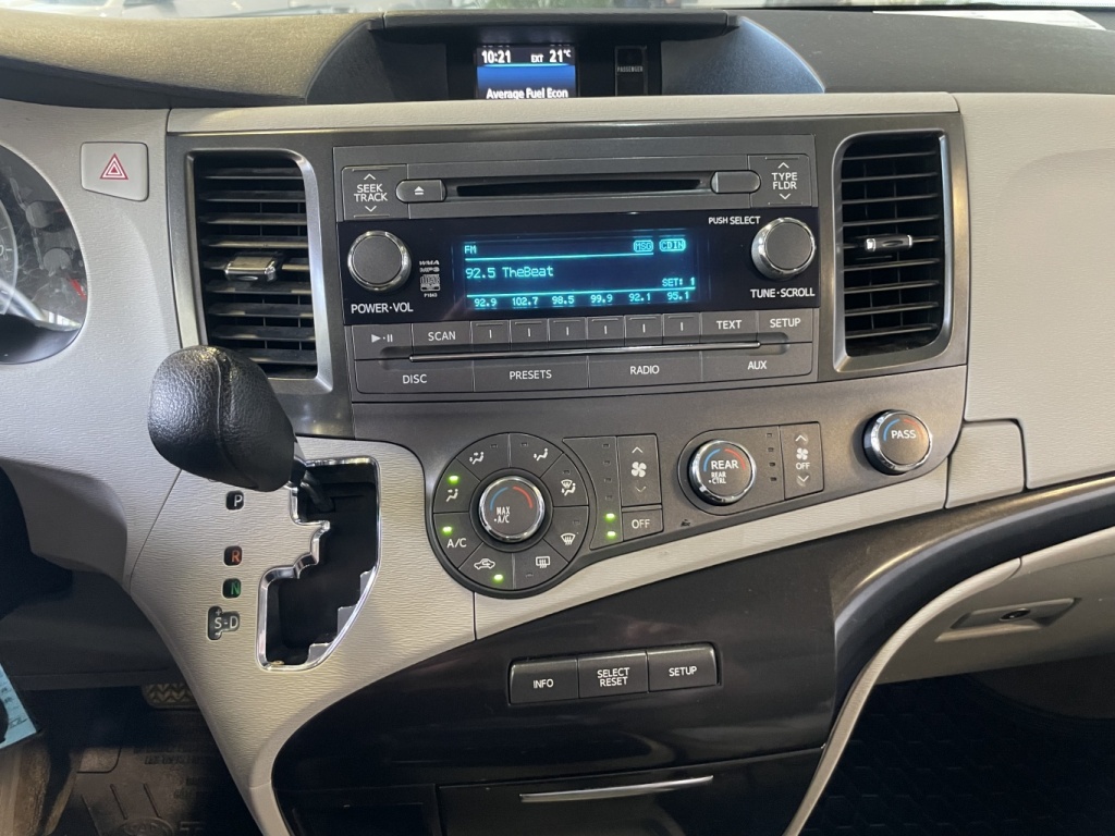 Toyota Sienna LE 2012 — photo 23