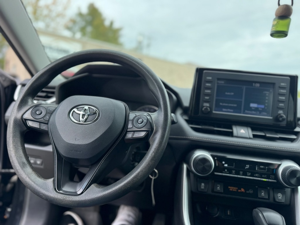 Toyota RAV4 LE 2021 — photo 8