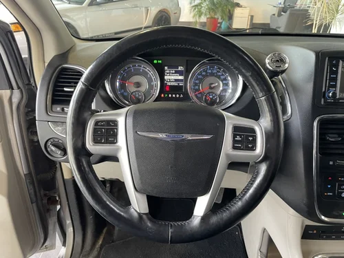 Chrysler Town & Country Touring 2015 — photo 17