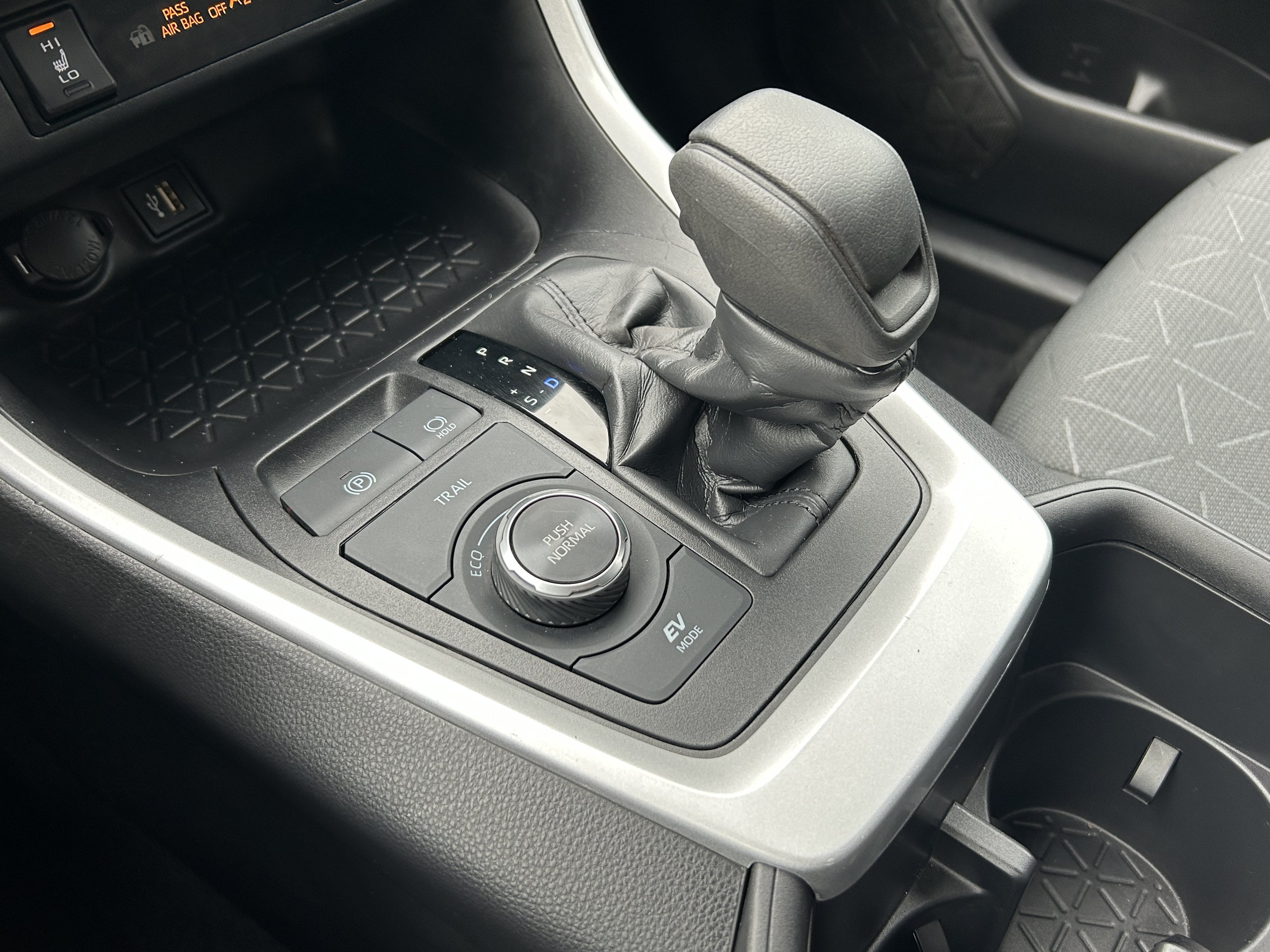 Toyota RAV4 XLE Hybrid 2024 — photo 18
