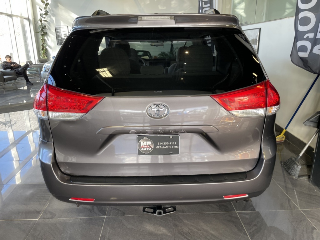 Toyota Sienna LE 2011 — photo 5