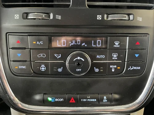 Chrysler Town & Country Touring 2015 — photo 24
