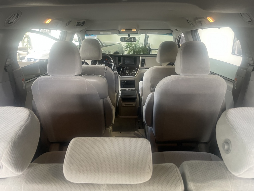 Toyota Sienna LE 2015 — photo 19
