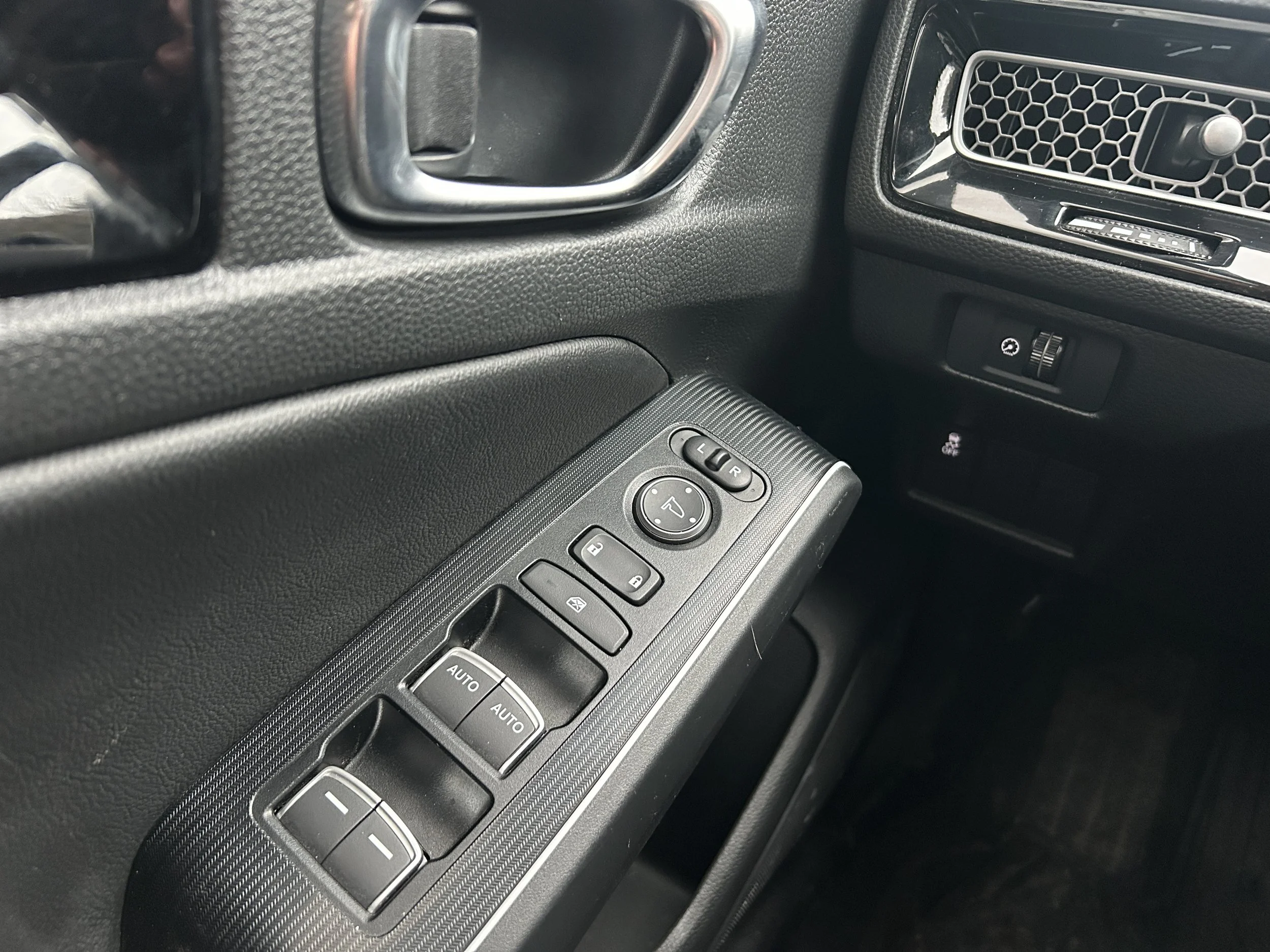 Honda Civic Touring Hybrid 2025 — photo 19