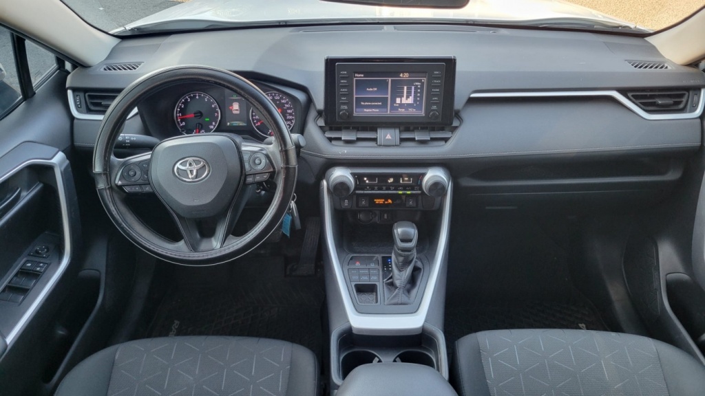 Toyota RAV4 LE 2020 — photo 13