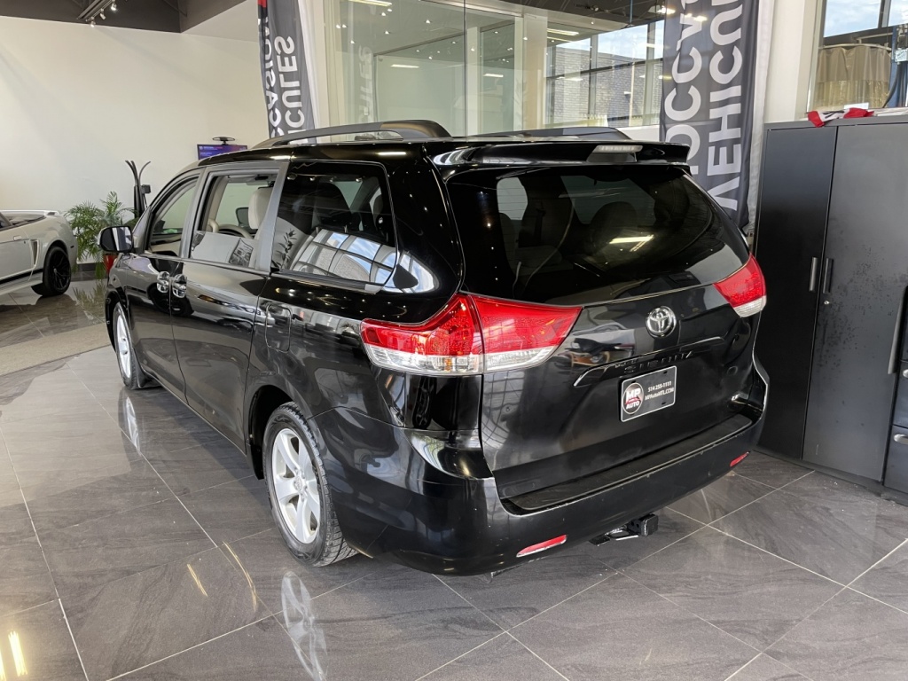 Toyota Sienna LE 2012 — photo 4